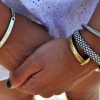 На какой руке носят браслет: варианты для мужчин и женщин